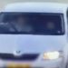 תיעוד: ילדה בת 10 נוהגת ברכב כאשר אביה יושב לידה