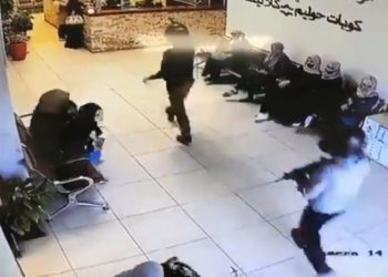 תיעוד: שני רעולי פנים יורים בנשק בקופת חולים בשועפט ונמלטים. ללא נפגעים