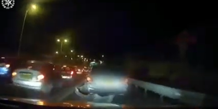 צפו: המרדף אחר גנב הרכב הסתיים בקפיצה מגשר של עשרות מטרים