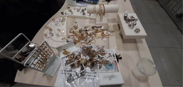 כנופיית מקצוענים גנבו תכשיטים בשווי אלפי שקלים ממגנוליה בממילא ונעצרו