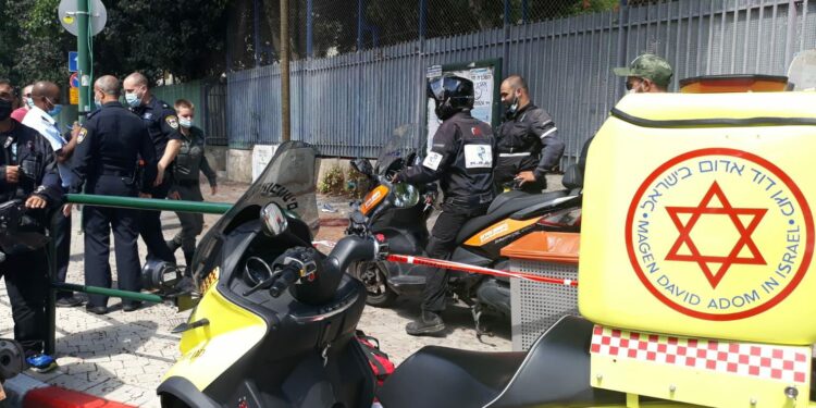 ראשוני: צעיר מתל אביב דקר את בת זוגתו ואז דקר את עצמו; פונו במצב קשה