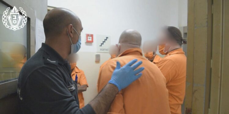 שב"ס מעדכן הוראות לביקורים לאסירים בעלי משפחות ברוכות ילדים