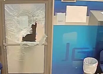 תיעוד מצלמות אבטחה של שוד בנק לאומי בטבריה: השודד נלכד בתוך הבנק