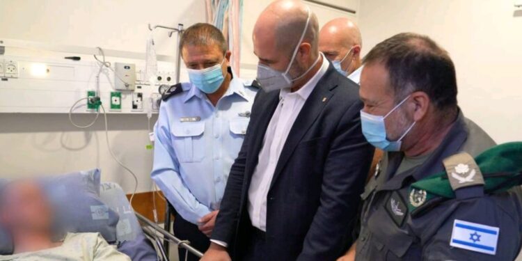 "חשבתי לעצמי מה אעשה אם יגיע מחבל ופתאום הוא דקר אותי":  לוחם מג"ב שניטרל את המחבל