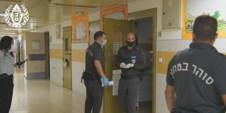 שב"ס חוקר איך ומדוע אסיר טיפס על גג אחד האגפים בכלא 'צלמון'