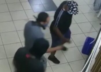 חשד: חבר מועצה ברחובות שלח 9 חשודים לבצע שוד אלים ב'קפה אינטרנט' בעיר