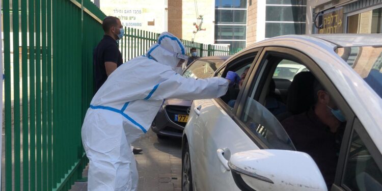 2 חשודים זייפו והעבירו אישורי ביצוע בדיקות קורונה מזויפים לבעלי כרטיס טיסה