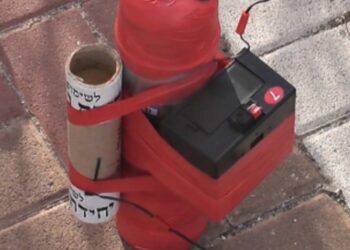 מטען חבלה מאולתר הושלך על ביתו של מוכר למשטרה ברחוב השלושה בבת ים