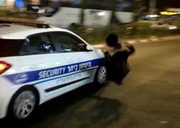 בעקבות תיעוד פגיעת רכב בטחון במפגין החרדי בבית"ר עלית: הנהג שדרס עוכב לחקירה