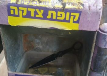 תיעוד: שניות אחרי שדקר בנתניה הסליק את הסכין בקופת צדקה