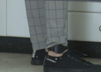 טכנאי אזוק אלקטרוני חשוד שקיבל שוחד מעצורים בתמורה לשיבוש אופן הפיקוח