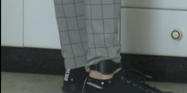 טכנאי אזוק אלקטרוני חשוד שקיבל שוחד מעצורים בתמורה לשיבוש אופן הפיקוח