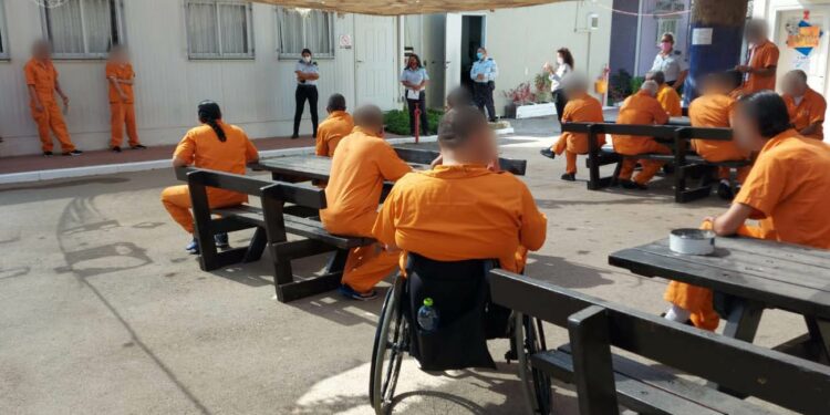 "ראשי ארגוני פשע יריבים מתקשרים בכלא למען מחאת האסירים": מאות הצטרפו לשביתת הרעב