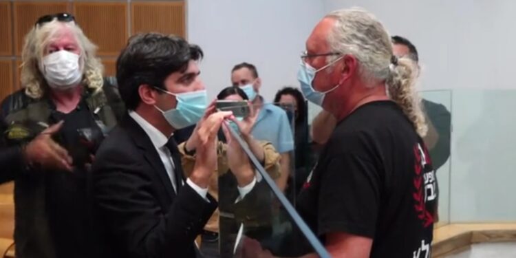 נדחתה בקשת המשטרה להאריך את מעצרו של אריה שיף מערד שירה בפורץ לרכבו