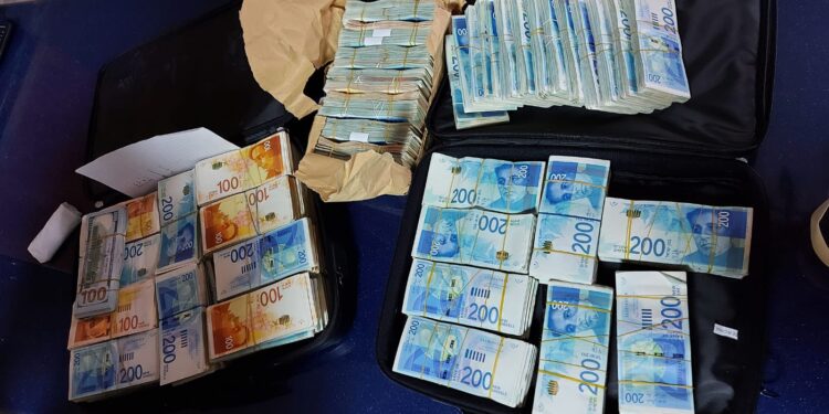 תיעוד: 1.7 מיליון ש"ח במזומן של השוק האפור נתפסו בארון בכפר קאסם