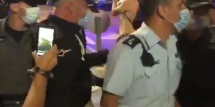 כתב אישום נגד סנ"צ ניסו גואטה: הדף מפגין נגד ראש הממשלה והכה בעוצמה צלם עיתונות