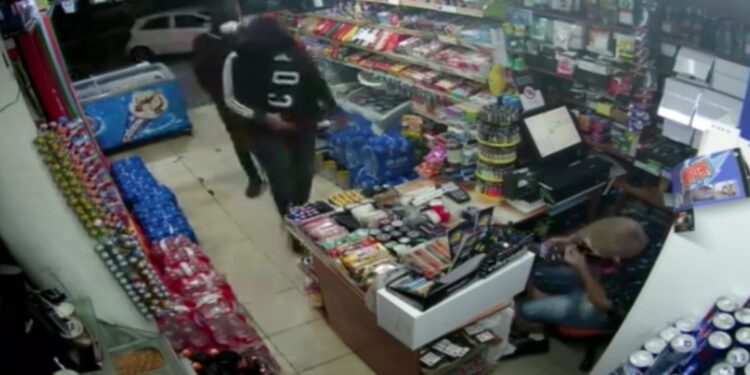 קופאית בפיצוציה בהרצליה זיהתה את השודד באמצע השוד כאחד מלקחותיה והביאה למעצרו