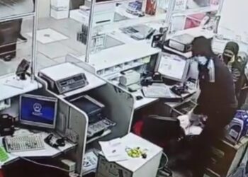 תיעוד: שוד סניף בנק הדואר בראש העין באיומי אקדח, סכין ומיכל גז מדמיע