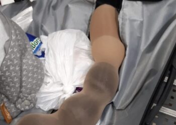 חשד: 2 צעירים נעצרו בנתב"ג עם 4 ק"ג מריחואנה שהוסלק בכריות צוואר