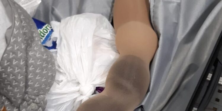 חשד: 2 צעירים נעצרו בנתב"ג עם 4 ק"ג מריחואנה שהוסלק בכריות צוואר