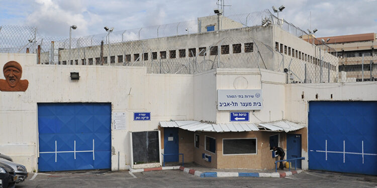 אסיר בבית המעצר אבו כביר חשוד שתקף סוהר וגרם לו שברים בפניו