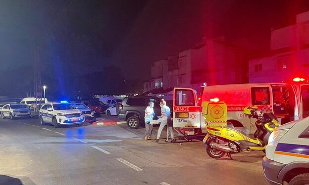 מוכר למשטרה בן 30 נדקר למוות בקרית עקרון: הנסיבות נבדקות