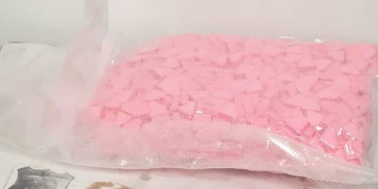 בלשי משטרה המתינו לצעיר מרחובות שהגיע לקבל בדואר חצי ק"ג כדורי אקסטזי