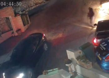 נוסע לאחור כדי להימלט, נתקע ברכב אחר- ונורה: תיעוד הרצח מאום אל פחם