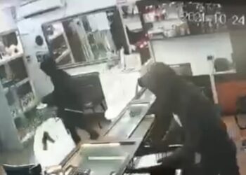 תיעוד שוד חנות תכשיטים בבאר שבע: קשרו את המוכר בחדר קטן בחנות