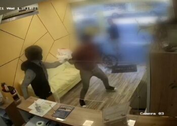 תיעוד שוד מזויין בצ'יינג' בנתניה: רעול פנים דרש באיומי סכין לפתוח את הכספת