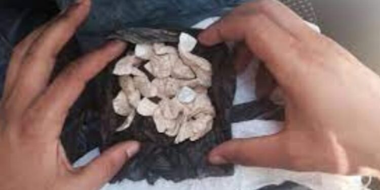 תושב לוד חשוד שברח משוטרים והשליך מרכבו אלפי מנות של הירואין