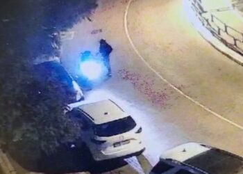 מגיע באופנוע, משליך רימון ונמלט: תיעוד של זריקת רימון לעבר בית בראשל"צ