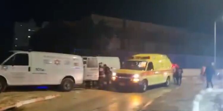 אלימות קשה באשקלון: 3 בני משפחה נדקרו בתוך דירת מגורים בעיר