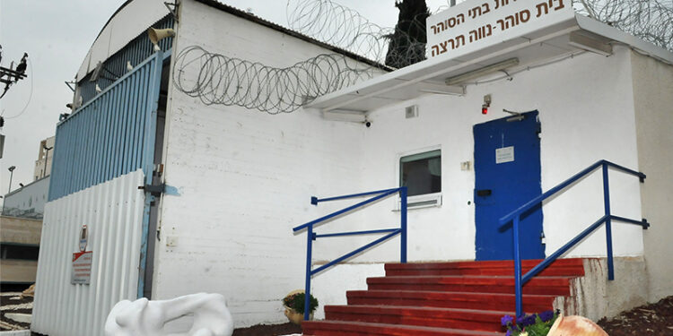 כתב אישום נגד אסירה לשעבר שהטרידה סוהרת ב- 1800 שיחות טלפון והודעות