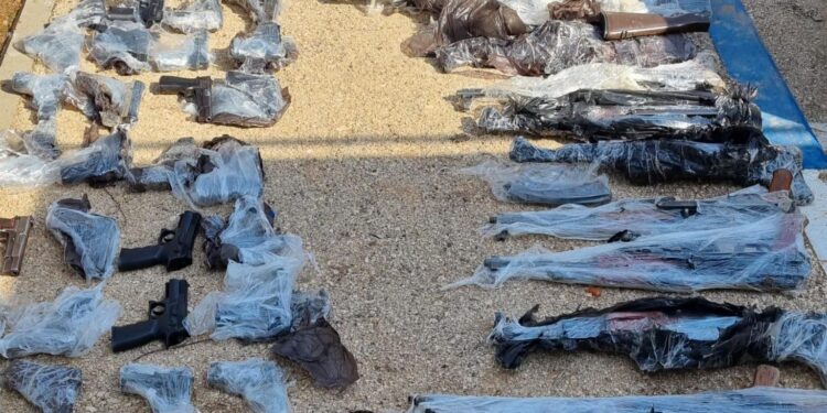 39 אקדחים, 10 רובי קאלצ'ניקוב ו4 רובי M-16: תפיסת הנשק הענקית בבית שאן