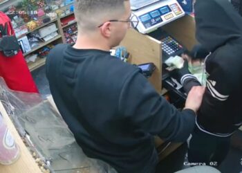 דוקר ושודד את המזומן בקופה: תיעוד שוד אלים בשכונת רמות בי-ם