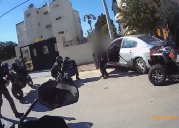 נמלט משוטרים, מתנגש ברכב ונעצר: תיעוד ממרדף רכוב אחרי טרקטורון