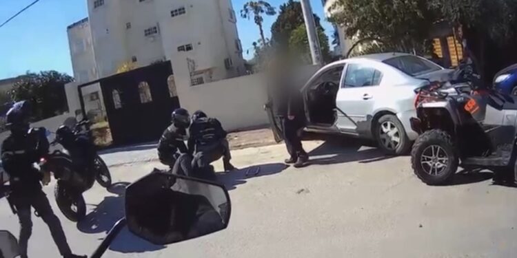 נמלט משוטרים, מתנגש ברכב ונעצר: תיעוד ממרדף רכוב אחרי טרקטורון