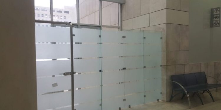 חדש בבתי המשפט: תאים לשיחת היוועצות בין עצורים לעורכי דינם