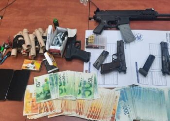 מצבור נשק ואמל"ח של ארגוני פשיעה נתגלה בדירה בפתח תקוה