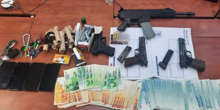 מצבור נשק ואמל"ח של ארגוני פשיעה נתגלה בדירה בפתח תקוה