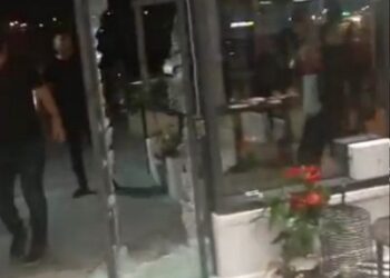 תיעוד: רעולי פנים יורים לעבר סניף של 'קפה קפה' ברהט