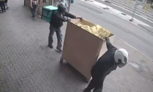 מחופשים לשליחי וולט: כך נשדדה חנות התכשיטים בכיכר ויצמן בחולון