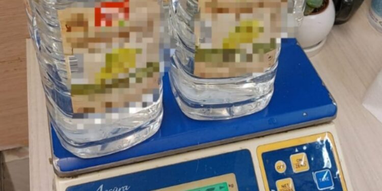 סוכל ניסיון להבריח לישראל 10 ליטר סם אונס בבקבוקי מים מינרליים