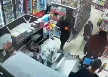 תיעוד: רעולי פנים מרססים בירי סופרמרקט בכפר קרע, לעיני עובדים לקוחות