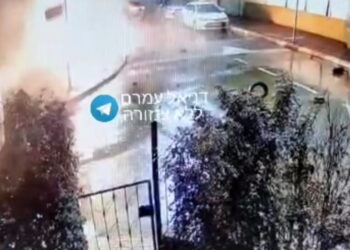 תיעוד: פיצוץ האופנוע הממולכד במטען חבלה בפתח תקוה בתחילת השבוע