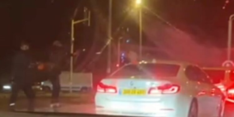 חיסול לעיני המצלמות: מתנקשים מרססים רכב בנשק אוטומטי בכניסה לכפר קרע