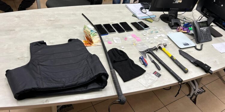 רובה M16, אקדחים, רימונים, תחמושת וסמים אותרו במחסן בקרית גת: 5 נעצרו