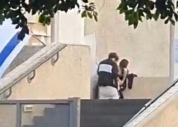 המשטרה חוקרת: גבר ואישה קיימו יחסי מין בשטח בית כנסת הגדול בת"א | תיעוד
