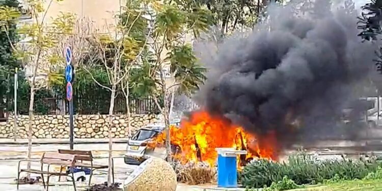 דיווח ראשוני – חשד לחיסול בלוד: מטען חבלה התפוצץ ברכב בו נמצאה גופה